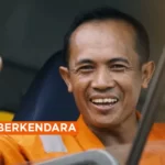 Untuk Anda para pengemudi truk yang tetap beraktivitas seperti biasa saat berpuasa, tentu memerlukan persiapan matang agar tetap fit. Pasalnya, saat berpuasa, Anda akan berhadapan dengan kondisi jalan dan cuaca yang kurang bersahabat sehingga akan membuat tubuh cepat lelah. Belum lagi dengan teriknya panas matahari selama di jalan yang membuat Anda kehilangan cairan. Nah, agar ibadah puasa dan pekerjaan Anda tetap berjalan lancar tanpa hambatan, simak tips tangguh berkendara saat bulan puasa versi KTB FUSO: Penuhi nutrisi tubuh saat sahur. Pastikan menu sahur Anda sudah memenuhi kadar gizi yang dibutuhkan tubuh saat berpuasa dan cukup untuk beraktivitas seharian. Disarankan untuk mengonsumsi nasi, lauk-pauk yang kaya protein (tempe, tahu, telur, ayam, ikan), dan juga sayur-mayur yang kaya serat serta vitamin. Melansir dari Klik Dokter, protein merupakan nutrisi wajib yang berfungsi untuk menggantikan sel tubuh yang rusak. Dengan pergantian atau regenerasi sel ini, kinerja seluruh tubuh akan tetap terjaga optimal, meski saat berpuasa. Jangan lupa juga untuk menghidrasi tubuh dengan minum air putih 4-6 gelas saat sahur, ya. Jaga kecepatan berkendara. Selama berada di jalan, pusatkan konsentrasi Anda pada sekitar dan selalu jaga jarak aman serta kecepatan berkendara. Ingatlah bahwa disiplin dalam berkendara tak hanya menyelamatkan nyawa Anda saja, tetapi juga orang lain. Jika memungkinkan, hindari untuk meningkatkan kecepatan berkendara meskipun jalan sedang lengang. Seringkali, jalan tol yang kosong membuat pengendara mengabaikan batas kecepatan kendaraan yang diperbolehkan. Alhasil kondisi ini seringkali menimbulkan kecelakaan yang berpotensi merenggut korban jiwa. Untuk itu, jaga selalu kecepatan berkendara Anda saat berada di jalan, ya. Tidur cukup. Sehari sebelum menempuh perjalanan, usahakan untuk mengistirahatkan tubuh dengan tidur yang cukup. Hal ini akan membantu Anda untuk lebih konsentrasi dan juga fokus saat mengemudi. Bulan puasa memang seringkali membuat waktu tidur Anda berkurang karena sahur dan melakukan ibadah lainnya, namun pastikan tubuh tetap fit dengan istirahat yang cukup. Tepikan kendaraan saat mengantuk. Masih terkait dengan poin di atas, jika Anda sudah merasa mengantuk atau lelah, segera pinggirkan kendaraan di rest area atau tempat yang aman untuk beristirahat. Jangan paksakan untuk berkendara karena justru bisa membahayakan. Luangkan waktu sekitar 30 menit-1 jam untuk beristirahat terlebih dahulu, ya. Itu dia beberapa tips tangguh berkendara yang bisa Anda terapkan selama berpuasa. Terakhir, jangan lupa untuk memilih posisi nyaman saat berkendara, ya. Mitsubishi Fighter dilengkapi air suspension yang bisa meningkatkan kenyamanan pengemudi sepanjang perjalanan. Dengan demikian, Anda bisa nyaman duduk di balik kemudi meski tengah berpuasa sekalipun. Semoga bermanfaat!