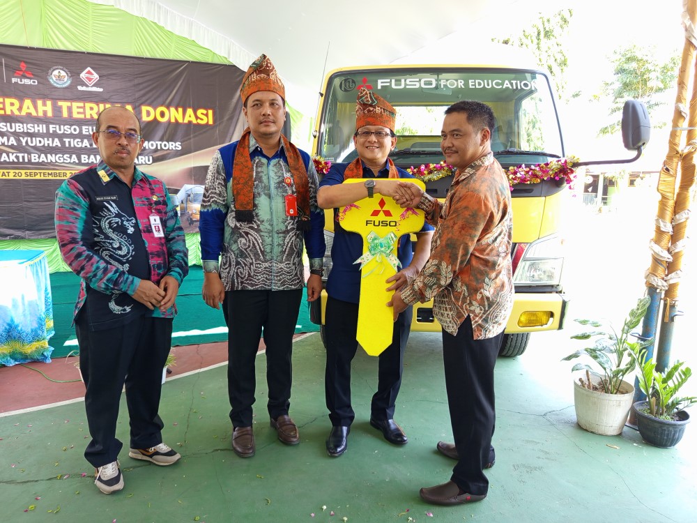 KTB Mendonasikan Mitsubishi Fuso Canter Euro 4 Bagi SMK Bhakti Bangsa Banjarbaru Sebagai Upaya Berkelanjutan Untuk Meningkatkan Kualitas Pendidikan Kejuruan