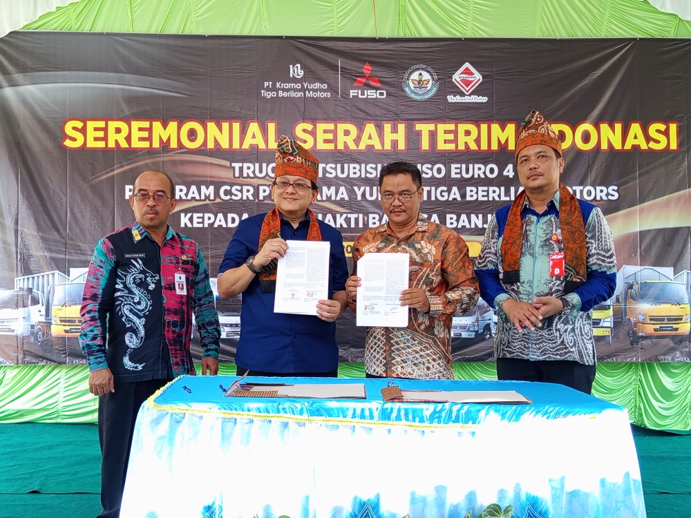 Dari kiri ke kanan:

Bapak Agus Dyan Nur – Staf Ahli Bidang Ekonomi dan Pembangunan Pemerintah Provinsi Kalimantan Selatan.
Bapak Prasetio Hartono – Director of Administration & HR Division PT Krama Yudha Tiga Berlian Motors.
Bapak Mahyudin Budhi Saputra – Kepala SMK Bhakti Bangsa Banjarbaru.
Bapak H. Muhammad Aditya Mufti Ariffin – Walikota Banjarbaru.