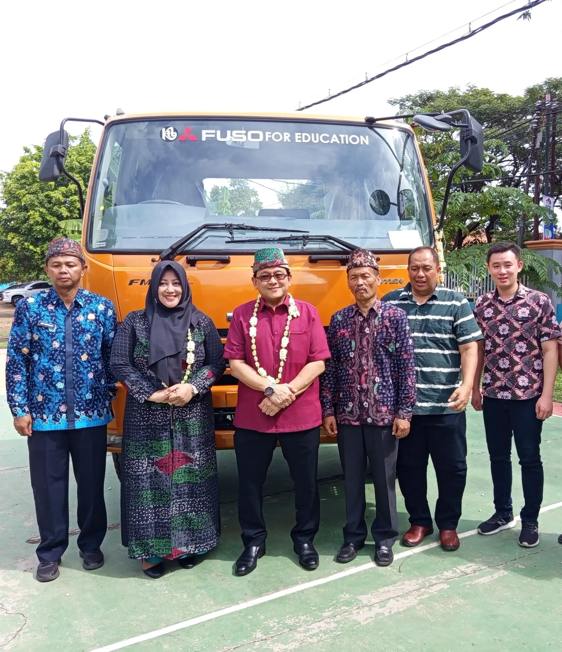 KTB Mendonasikan Mitsubishi Fuso Fighter ke SMK Negeri 1 Kamal Untuk Membantu Peningkatan Kualitas Pendidikan Kejuruan di Wilayah Pulau Madura