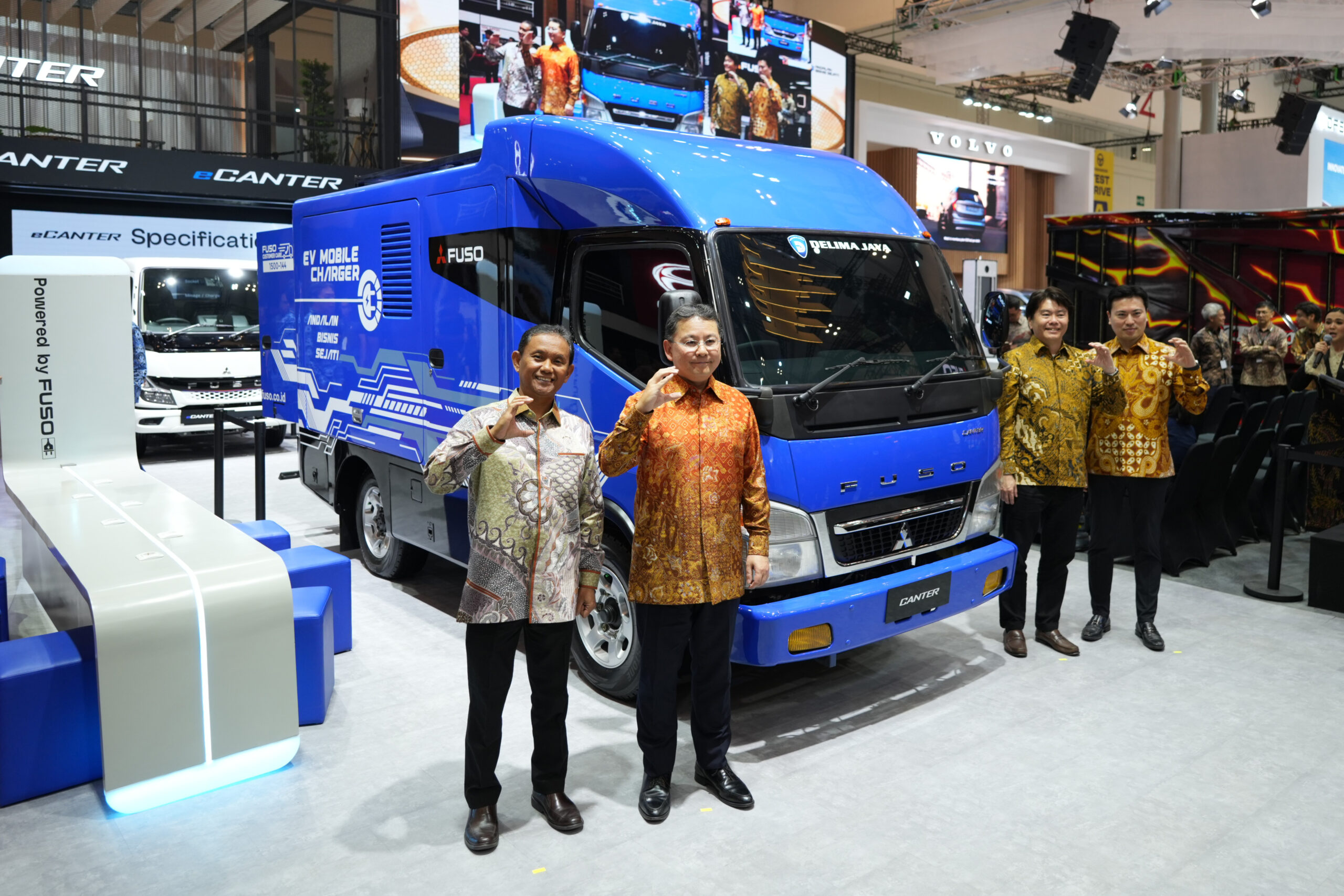 Momen 55 Tahun Mitsubishi Fuso: Hadirkan Truk Mobile Charging eCanter dan Varian Tractor Head Baru di GIIAS