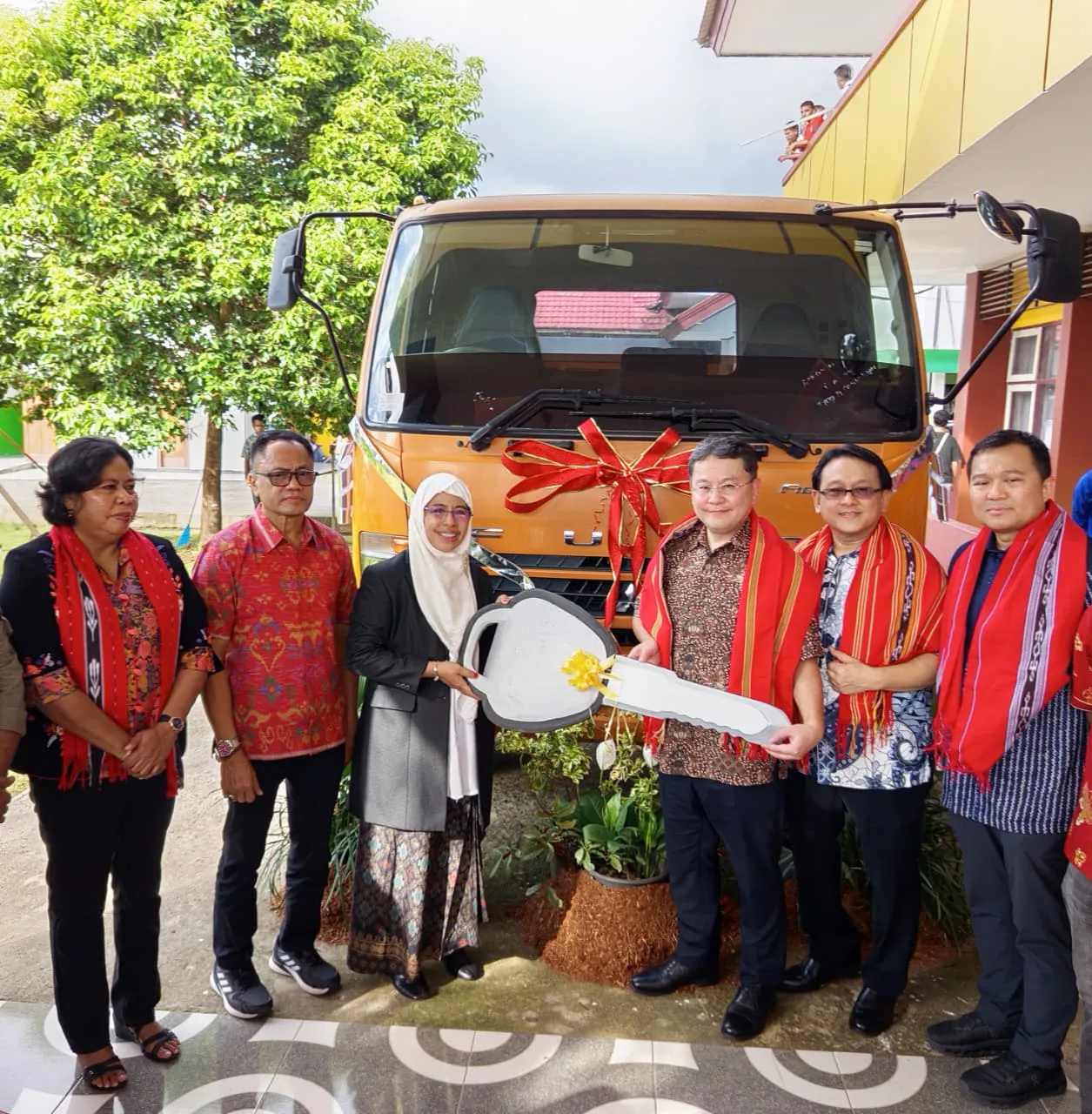 Konsisten Tingkatkan Kualitas Pendidikan Kejuruan di Indonesia, KTB Mendonasikan Mitsubishi Fuso Fighter Kepada SMK Negeri 3 Ambon