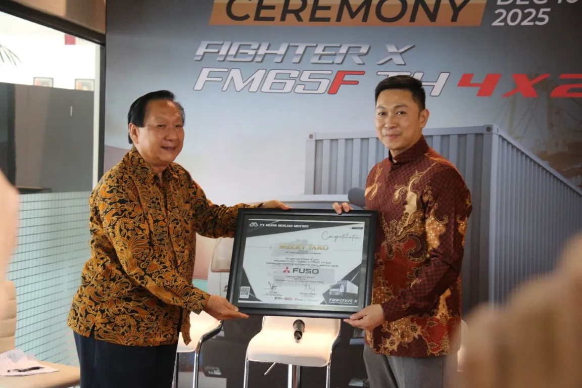 Perkuat Posisi di Kelas Medium Duty Truck, Mitsubishi Fuso Serahkan 10 Unit Tahap Pertama Fighter X TH 4x2 ke Konsumen di Surabaya